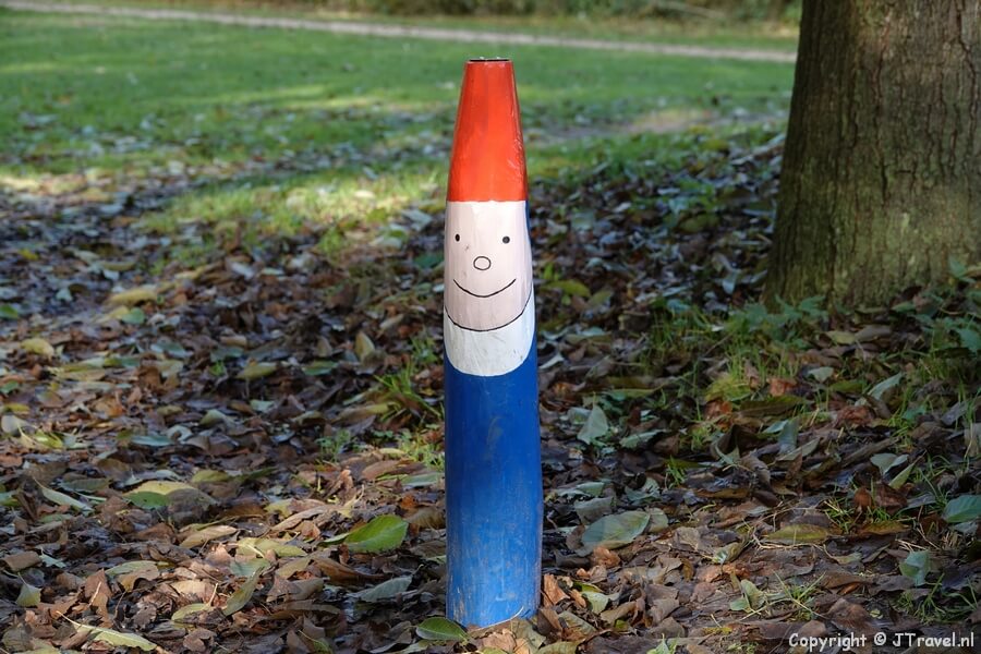 Een blauwe kabouterpaal tijdens mijn kabouterwandeling in het Haarlemmermeerse Bos in Hoofddorp