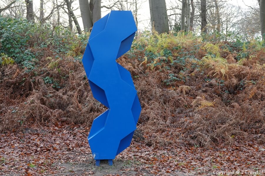 Een blauw kunstwerk tijdens mijn kunstroutewandeling op het terrein van Kasteel Keukenhof in Lisse