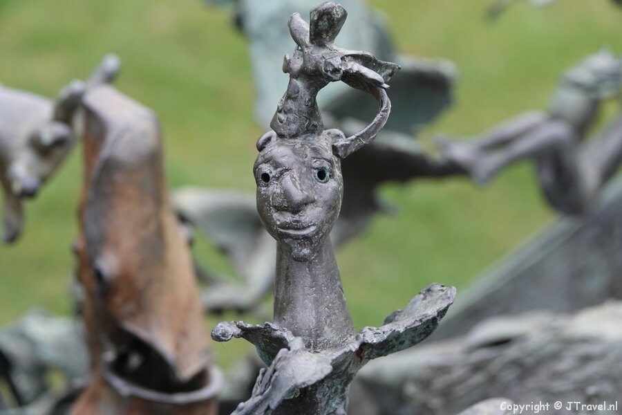 Het kunstwerk is Verzoeking van de Heilige Antonius van Paul Kubic in de tuin voor de Frederik's Hof tijdens mijn kunstroutewandeling op het terrein van Kasteel Keukenhof in Lisse