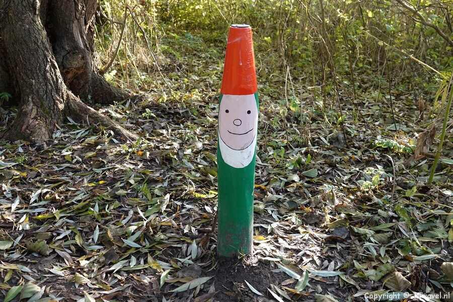 Een groene kabouterpaal tijdens mijn kabouterwandeling in het Haarlemmermeerse Bos in Hoofddorp