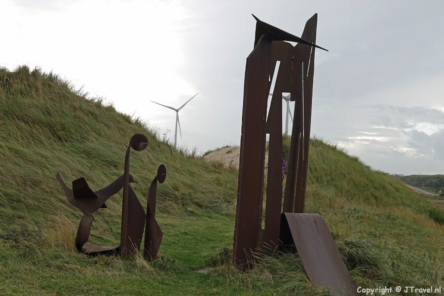 Het kunstwerk Au delร des Vagues van Josรฉ Rault in het beeldenpark 'Een Zee van Staal' in Wijk aan Zee