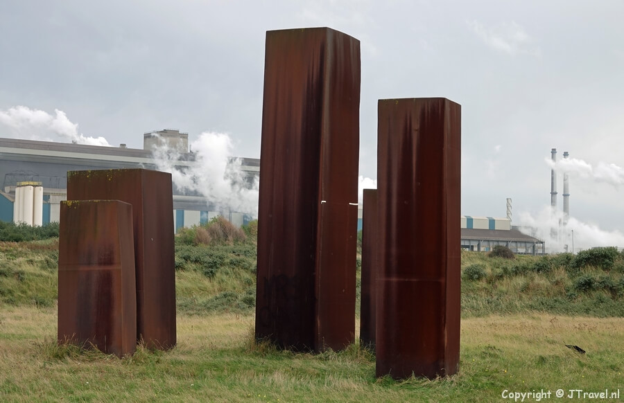 Het kunstwerk Corus: Arie, Piet, Loes, Henk en Ludwig van Herbert Nouwens in het beeldenpark 'Een Zee van Staal' in Wijk aan Zee