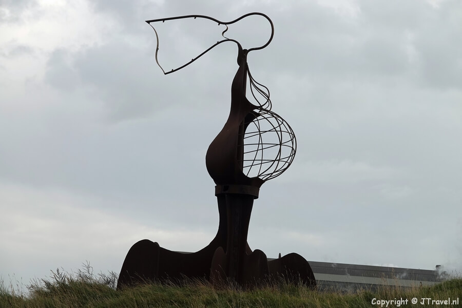 Het kunstwerk Esperanza van Antonio Sobrino Sampedro & Mercedes Cano Redondo in het beeldenpark 'Een Zee van Staal' in Wijk aan Zee