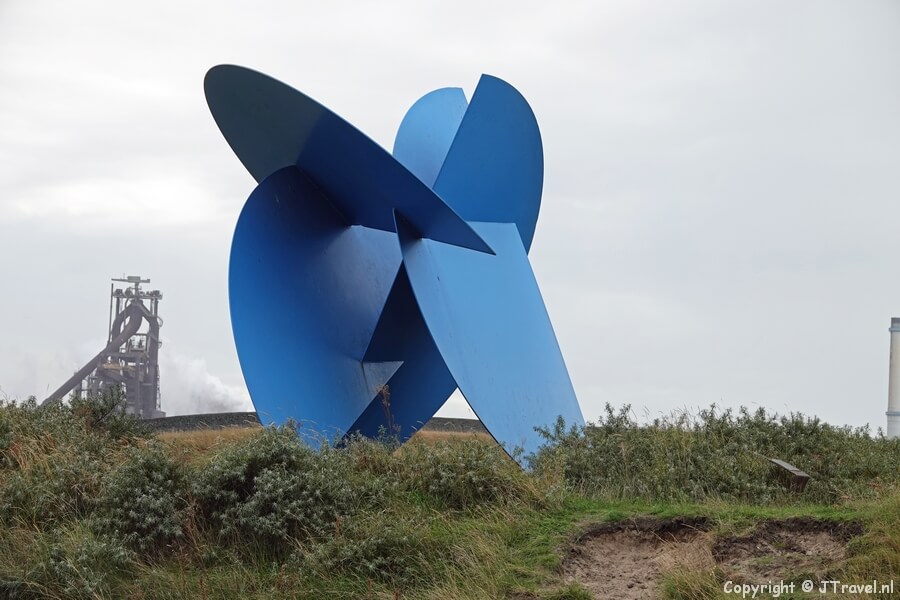 Het kunstwerk Playing Waves van Jaak Soans in het beeldenpark 'Een Zee van Staal' in Wijk aan Zee