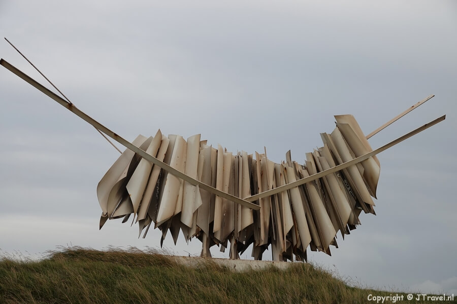 Het kunstwerk White Rhythm van Robert S. Erskine in het beeldenpark 'Een Zee van Staal' in Wijk aan Zee