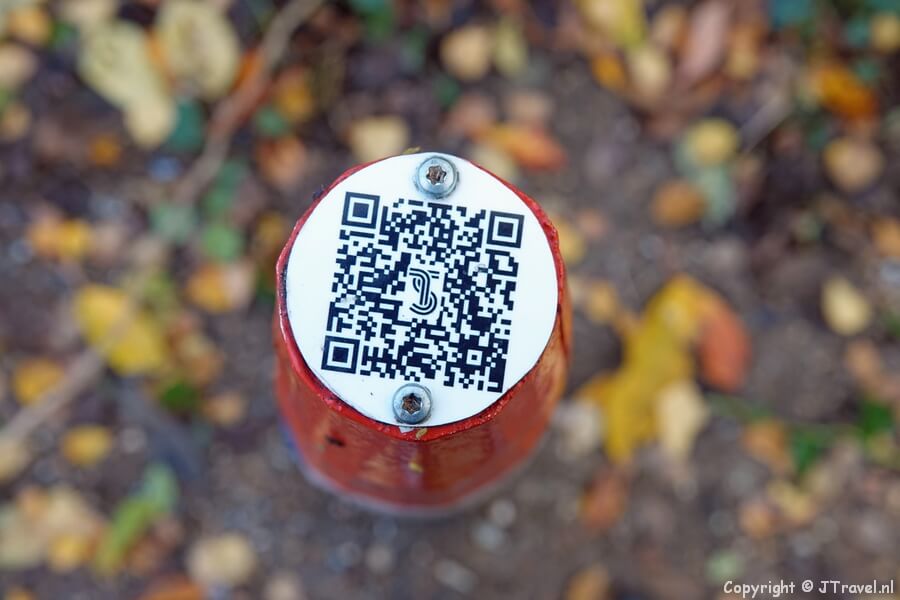 Een groene kabouterpaal tijdens mijn kabouterwandeling in het Haarlemmermeerse Bos in Hoofddorp