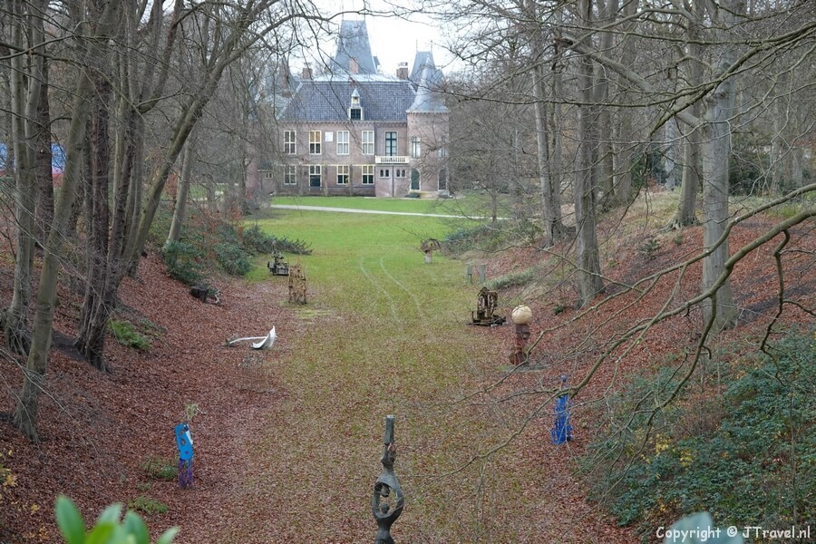 Zichtlijn tijdens mijn kunstroutewandeling op het terrein van Kasteel Keukenhof in Lisse