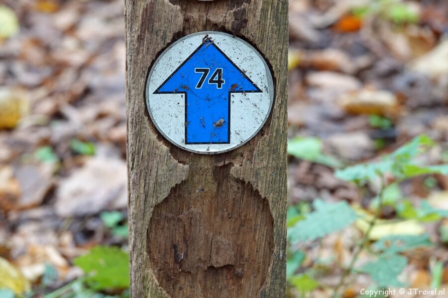 Een routepijl tijdens mijn wandeling rond de buitenplaatsen van Velsen