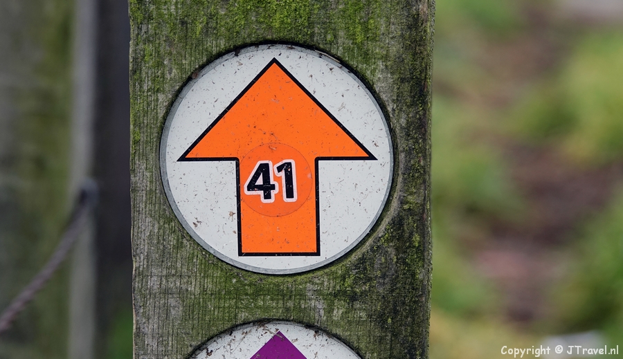 Oranje routepijl tijdens mijn wandeling rond Wijk aan Zee