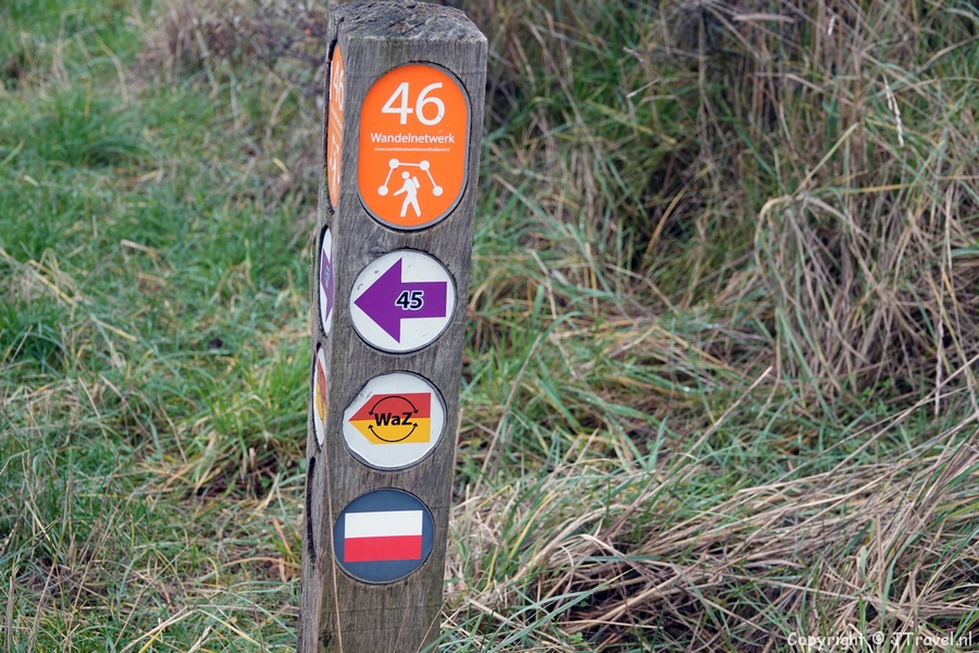 Routepaaltje 46 tijdens mijn wandeling rond Wijk aan Zee