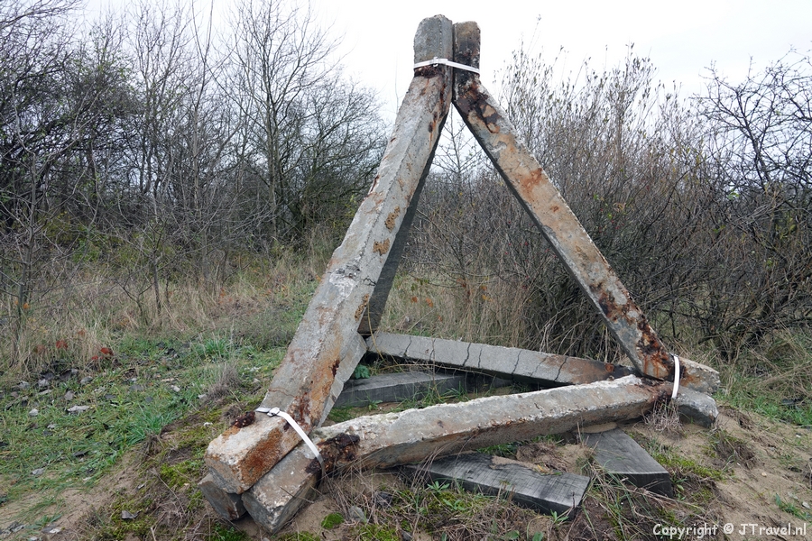 Een tetraeder in de duinen tijdens mijn wandeling rond Wijk aan Zee