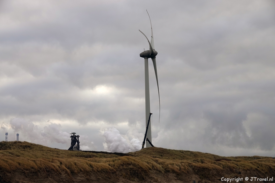 Windmolens aan het strand van Wijk aan Zee tijdens mijn wandeling rond Wijk aan Zee