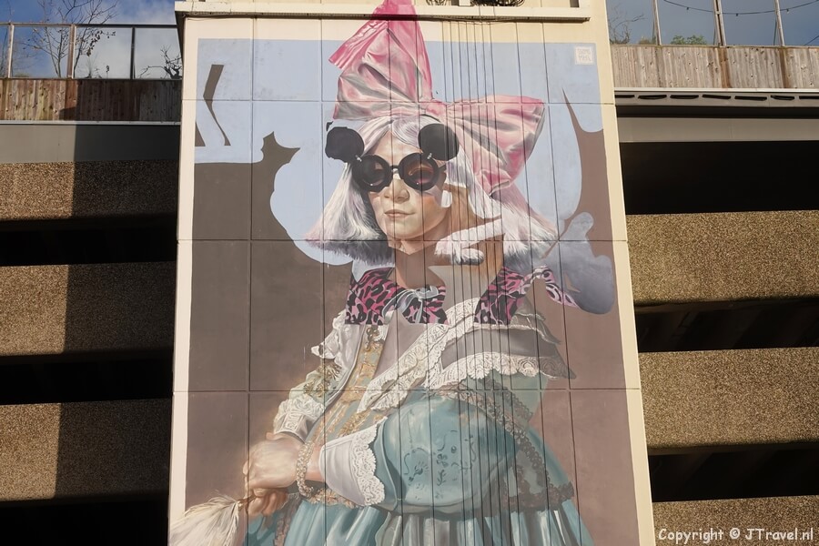 Mona Gaga bij Parkeergarage De Kamp in Haarlem tijdens mijn wandeling langs street art in Haarlem