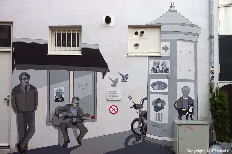 De mural 'Onder kantooruren' van Eric Coolen in Haarlem tijdens mijn wandeling langs street art in Haarlem