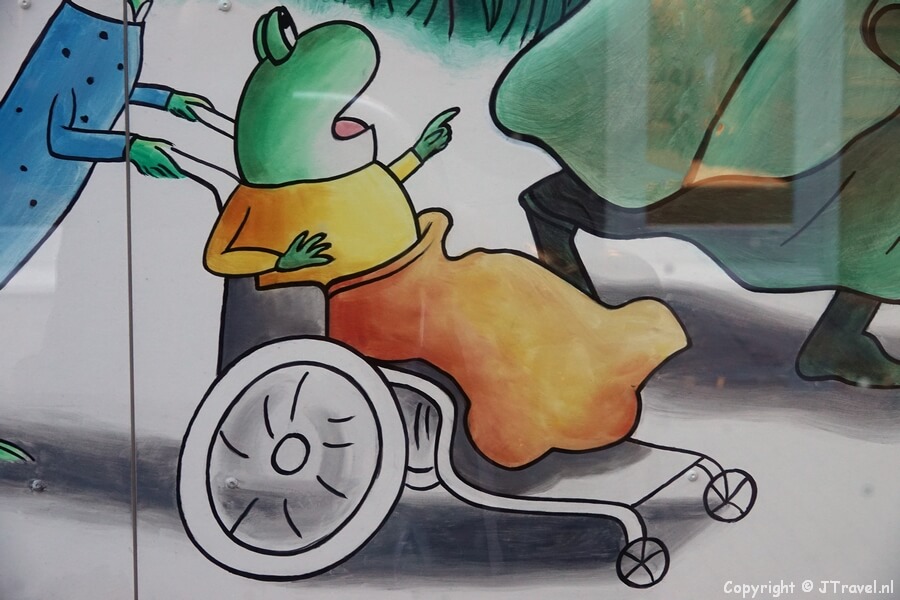 Tekening van Thé Tjong-King bij parkeergarage Raaks in Haarlem tijdens mijn wandeling langs street art in Haarlem