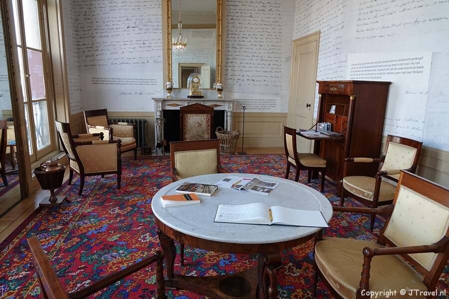 De dagelijkse zitkamer in Huis Barnaart in Haarlem