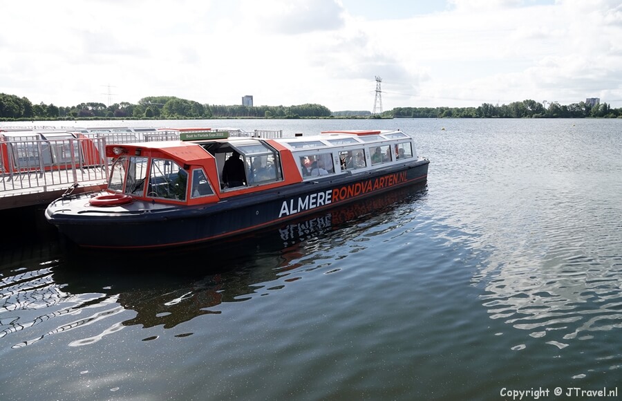 De boot naar ingang Weerwater op de Floriade Expo 2022 in Almere