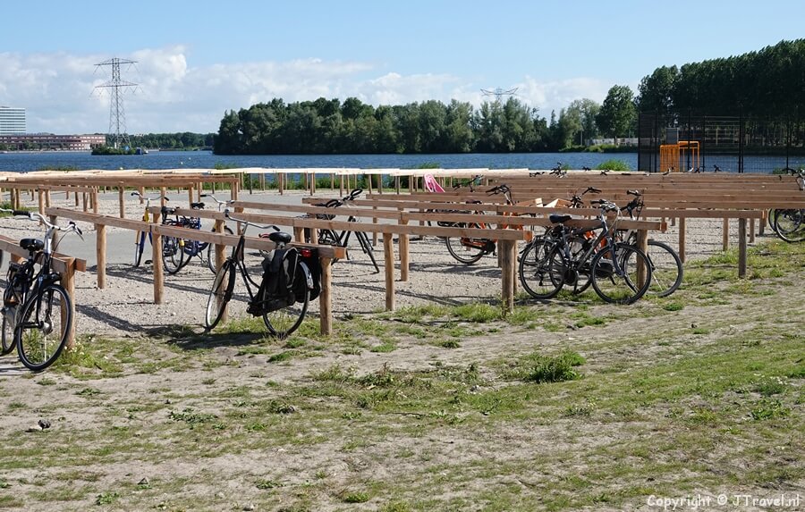 Fietsenstalling bij ingang Weerwater op de Floriade Expo 2022 in Almere