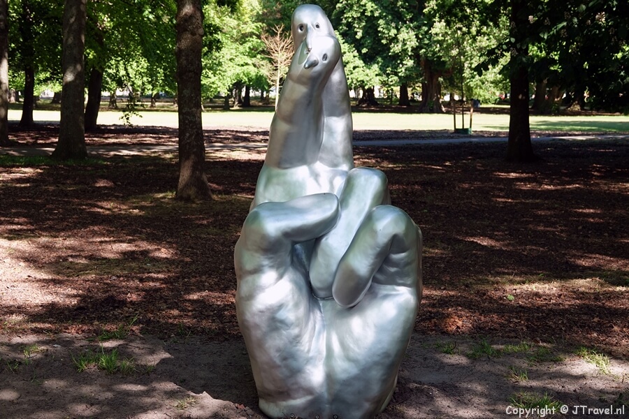 Het kunstwerk Fingers Crossed van Frank Koolen aan de Dreef in Haarlem tijdens de Stadse Tocht Haarlem