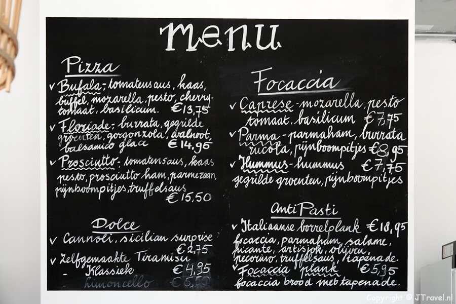 Menukaart van Pizza Place op Central Square op de Floriade Expo 2022 in Almere