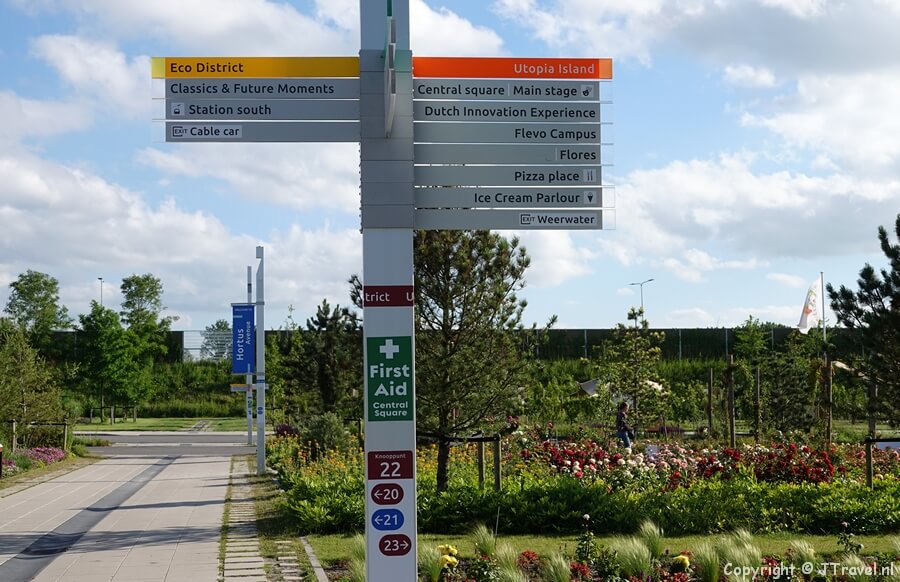 Richtingaanwijzer in het Urban District op de Floriade Expo 2022 in Almere