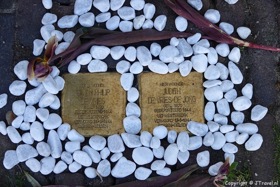 Stolpersteine / Struikelstenen voor Simon Philip en Judith de Vries aan de Bakenessergracht in Haarlem tijdens de Stadse Tocht Haarlem