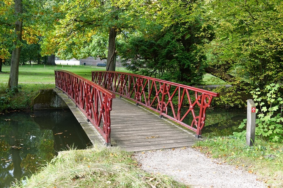 Rode brug op Buitenplaats Elswout in Overveen