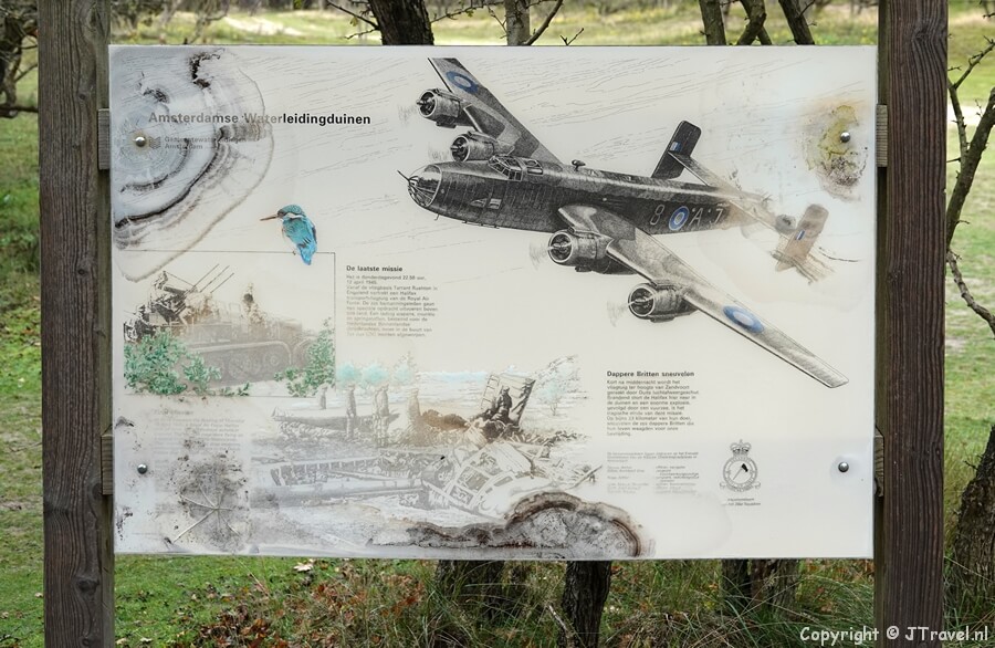 Uitleg over het Vliegermonument in de Amsterdamse Waterleidingduinen op 28 oktober 2022<br/>Copyright © JTravel.nl