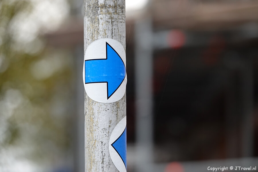 Blauwe routepijl in Zaandam<br/>Copyright ยฉ JTravel.nl