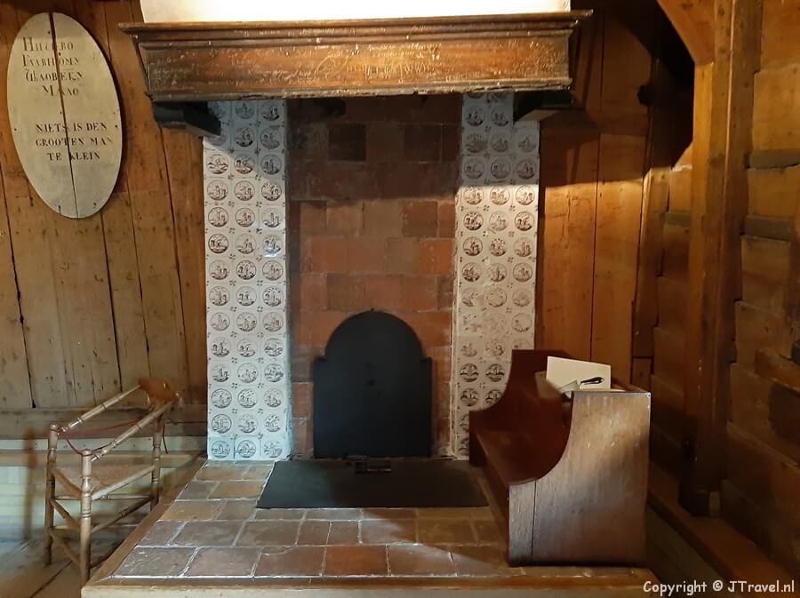 De haard in het houten huisje in het Czaar Peterhuisje in Zaandam
