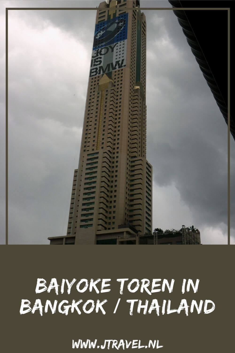 Mocht je de gelegenheid hebben, ga dan helemaal naar boven in de Baiyoke Toren in Bangkok. Op de 77e verdieping bevindt zich een publiek observatiedek vanwaar je een schitterend uitzicht hebt over Bangkok. Nog hoger is op de 84e etage een openlucht, ronddraaiend luchtdek. Dineren kan in het Baiyoke Sky Restaurant. Meer lezen? Kijk dan op mijn website. #baiyoketoren #panoramadek #bangkok #thailand #jtravel #jtravelblog Mocht je de gelegenheid hebben, ga dan helemaal naar boven in de Baiyoke Toren in Bangkok. Op de 77e verdieping bevindt zich een publiek observatiedek vanwaar je een schitterend uitzicht hebt over Bangkok. Nog hoger is op de 84e etage een openlucht, ronddraaiend luchtdek. Dineren kan in het Baiyoke Sky Restaurant. Meer lezen? Kijk dan op mijn website. #baiyoketoren #panoramadek #bangkok #thailand #jtravel #jtravelblog