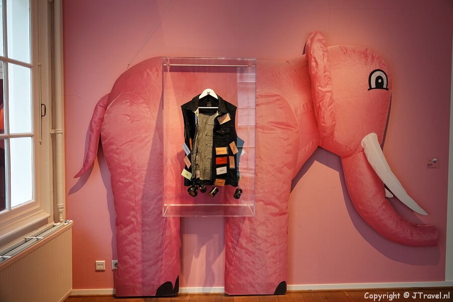 Roze olifant en stigmajas van Ahmet Türkmen in Museum van de Geest in Haarlem / Copyright © JTravel.nl