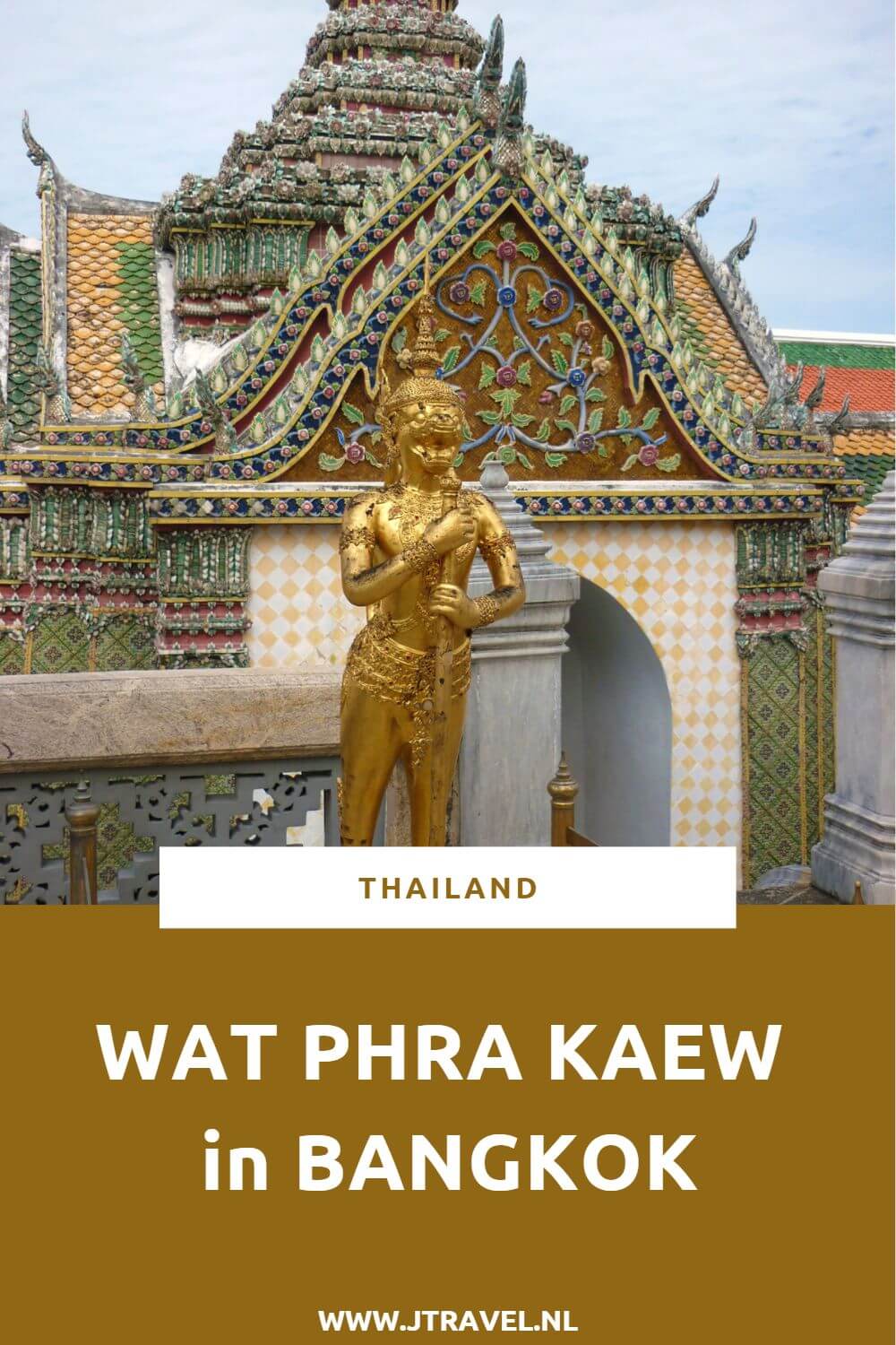 Een must do als je Bangkok bezoekt is de Wat Phra Kaew/Tempel van de Smaragden Boeddha. Deze tempel ligt op het terrein van de Grand Palace en is één van de belangrijkste en meest bezochte bezienswaardigheden van Bangkok. Meer lezen? Kijk dan op mijn website. #watphrakaew #smaragdenboeddha #bangkok #thailand #jtravel #jtravelblog
