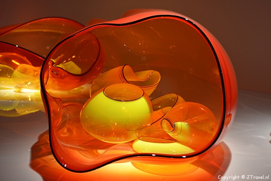 Het werk Fire Orange Baskets van glaskunstenaar Dale Chihuly in het Groninger Museum in Groningen