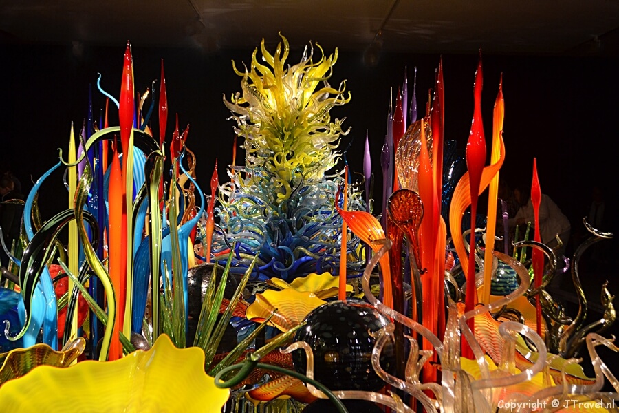 Het werk Mille Fiori van glaskunstenaar Dale Chihuly in het Groninger Museum in Groningen