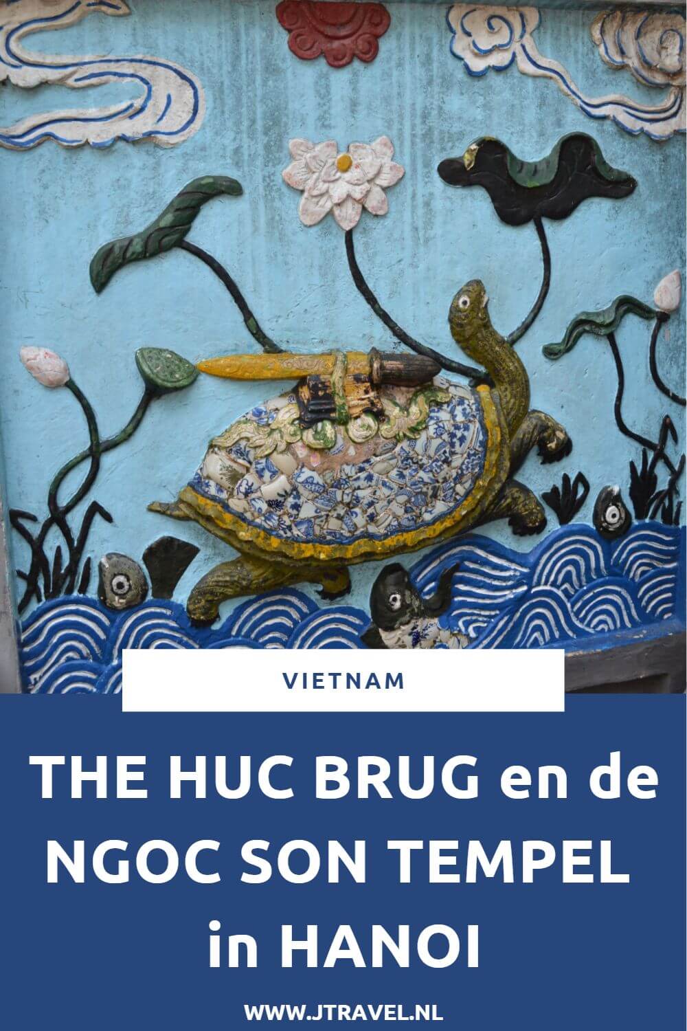 De Huc Brug ligt over het Hoan Kiemmeer in het centrum van Hanoi. The Huc is een rode houten boogbrug met de poëtische naam 'de plaats waar het licht van de ochtendzon rust'. Meer lezen over The Huc Brug en de Ngoc Son tempel in Hanoi doe je op mijn website. Lees je mee? #thehucbrug #ngocsontempel #hanoi #vietnam #jtravel #jtravelblog