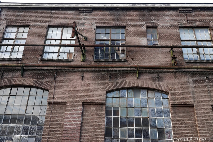 Een industrieel pand aan de Oostenburgermiddenstraat tijdens mijn wandeling in de haven van Amsterdam>Copyright © JTravel.nl
