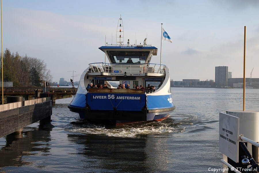 Pont naar het Oostelijk havengebied tijdens mijn wandeling in de haven van Amsterdam>Copyright © JTravel.nl