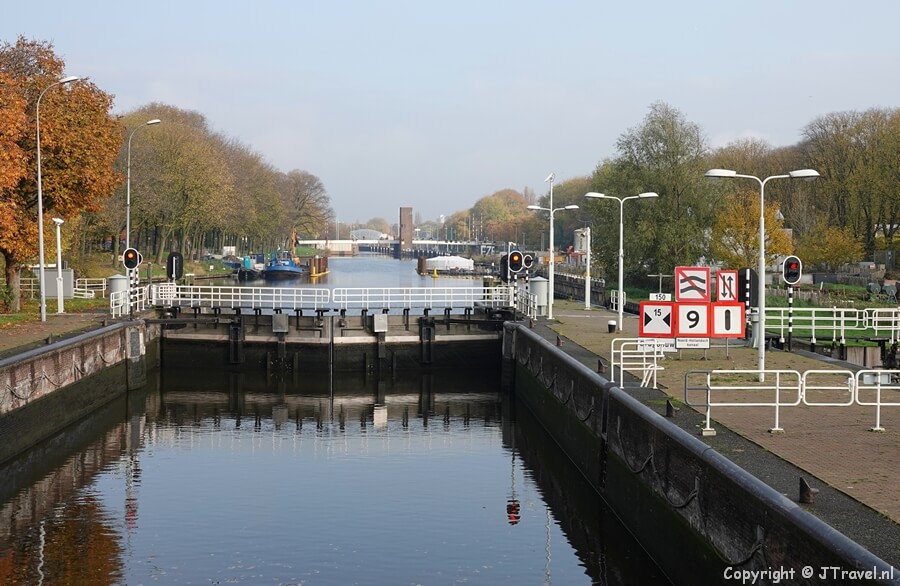 Willem I sluis tijdens mijn wandeling in de haven van Amsterdam>Copyright © JTravel.nl