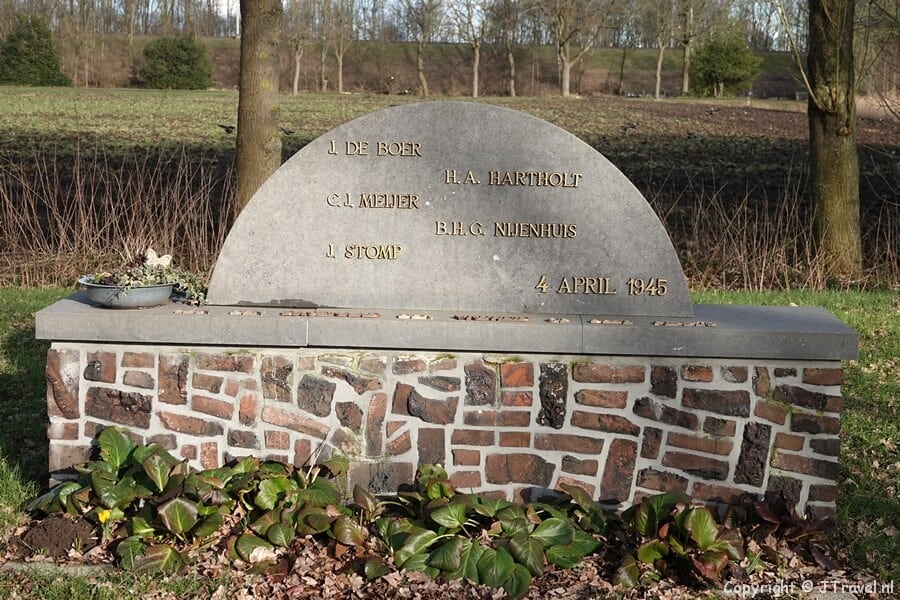 Executiemonument Staphorst tijdens de 22e etappe van het Westerborkpad / Copyright JTravel.nl