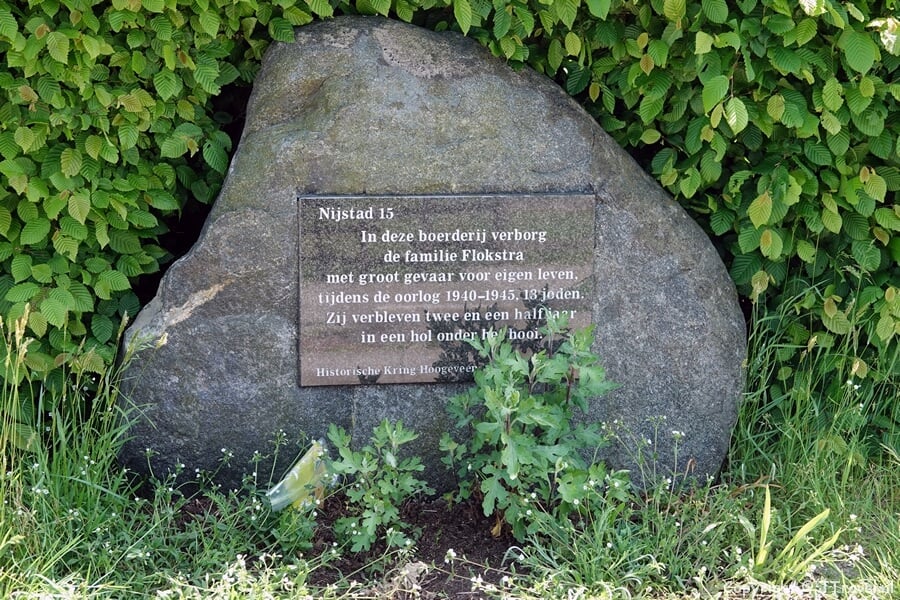 Gedenksteen voor de familie Flokstra tijdens de 24e etappe van het Westerborkpad / Copyright JTravel.nl