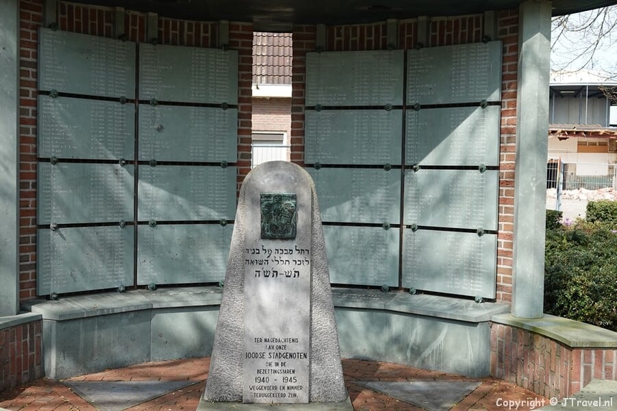 Het Joods oorlogsmonument in Meppel tijdens de 23e etappe van het Westerborkpad / Copyright JTravel.nl