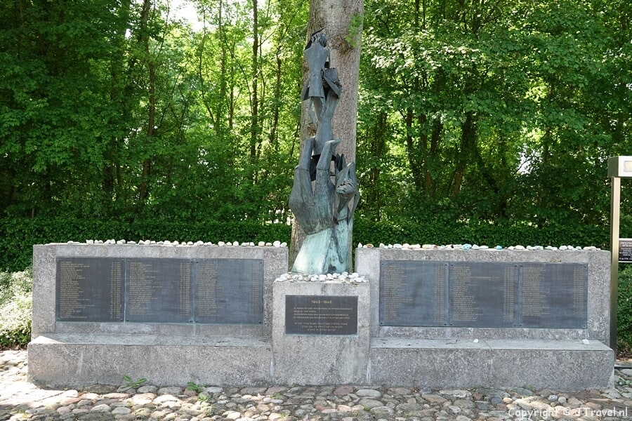 Het Joods oorlogsmonument in Hoogeveen tijdens de 24e etappe van het Westerborkpad / Copyright JTravel.nl