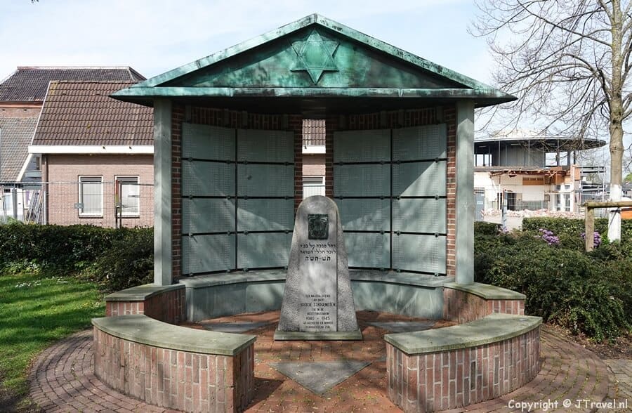 Het Joods oorlogsmonument in Meppel tijdens de 23e etappe van het Westerborkpad / Copyright JTravel.nl
