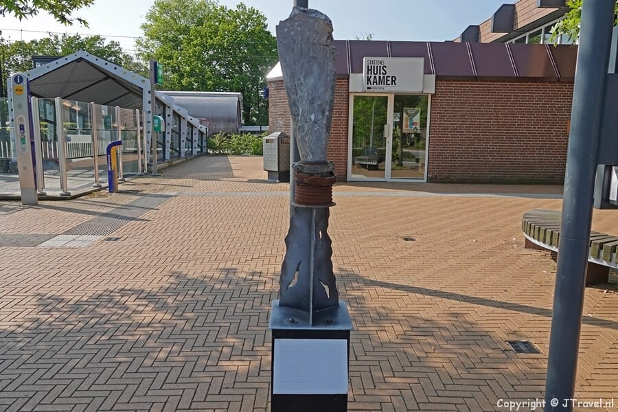 Monument op Station Hoogeveen tijdens de 24e etappe van het Westerborkpad / Copyright JTravel.nl