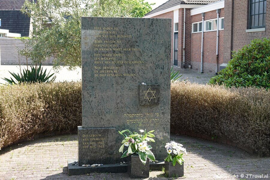 Monument voor de synagoge in Hoogeveen tijdens de 24e etappe van het Westerborkpad / Copyright JTravel.nl