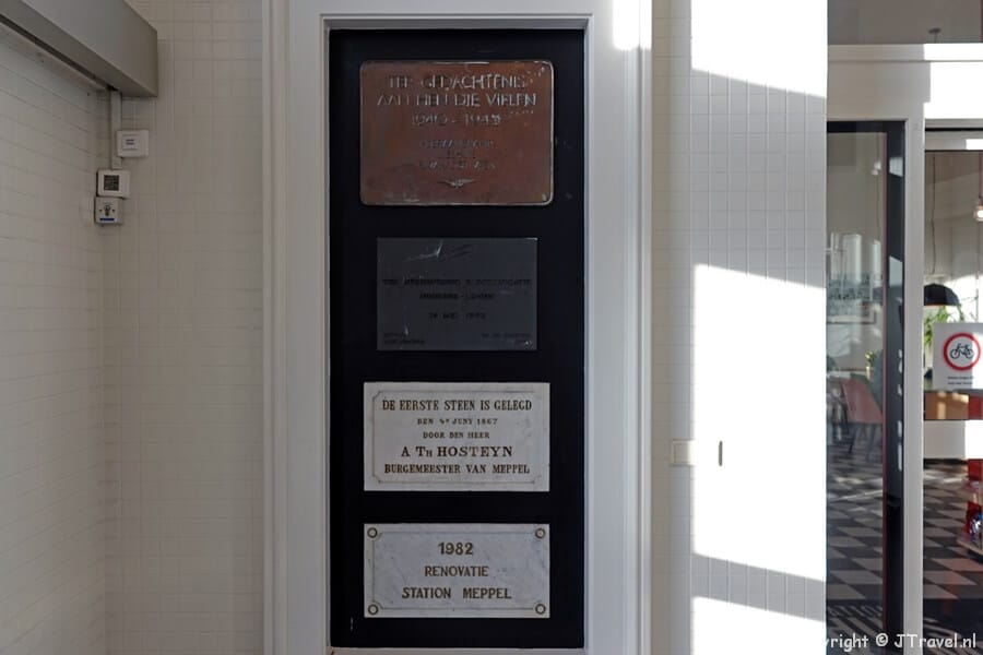 Plaquette in Station Meppel tijdens de 22e etappe van het Westerborkpad / Copyright JTravel.nl