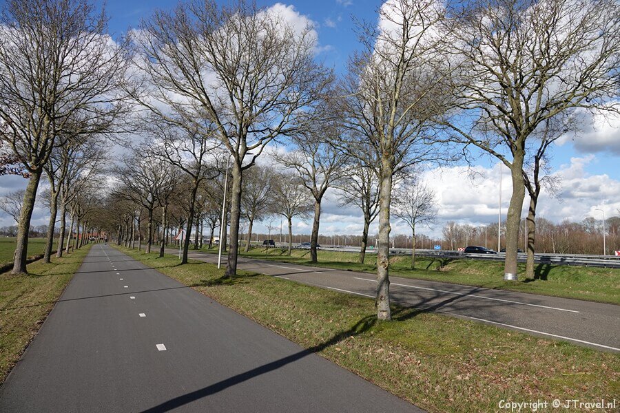 Rijksparallelweg tijdens de 22e etappe van het Westerborkpad / Copyright JTravel.nl