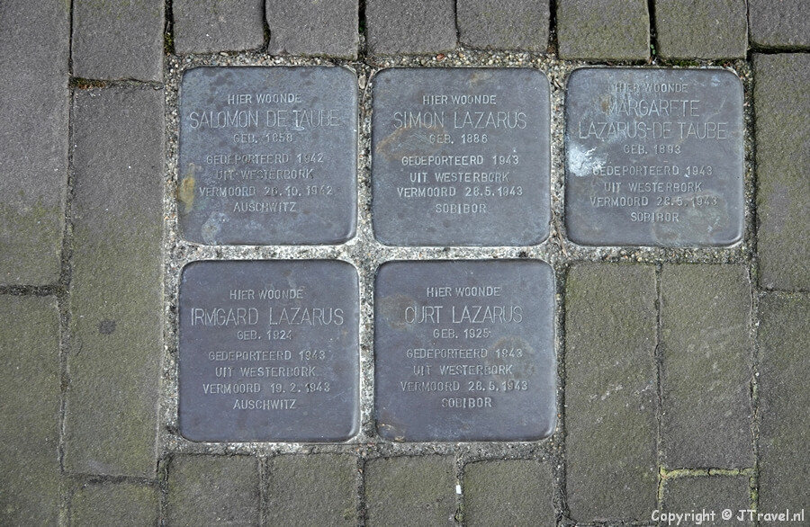 Stolpersteine voor Curt Lazarus, Margarete, Irmgard en Simon Lazarus en Salomon de Taube in Hoogeveen tijdens de 24e etappe van het Westerborkpad / Copyright JTravel.nl