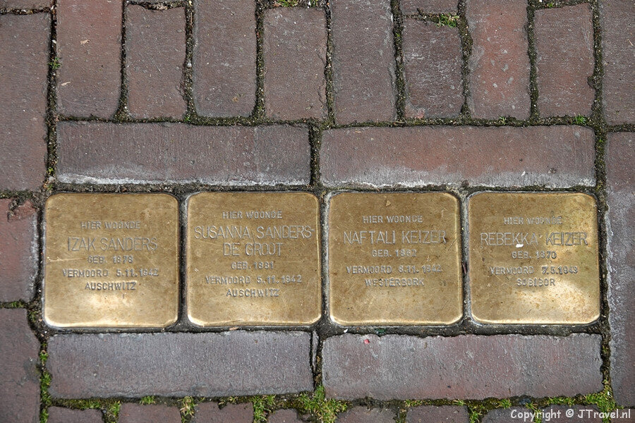 Stolpersteine voor Naftali en Rebekka Keizer en Izak en Susanna Sanders in Meppel tijdens de 23e etappe van het Westerborkpad / Copyright JTravel.nl